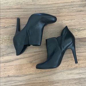 Bcbg 8.5 ficaroh black leather ankle booties 4.5”